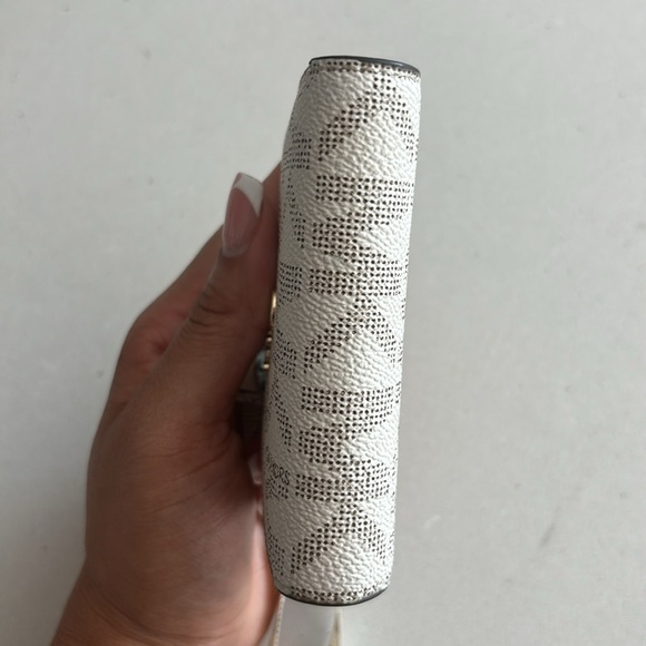 GUC Michael Kors Wallet - Picture 8 of 12